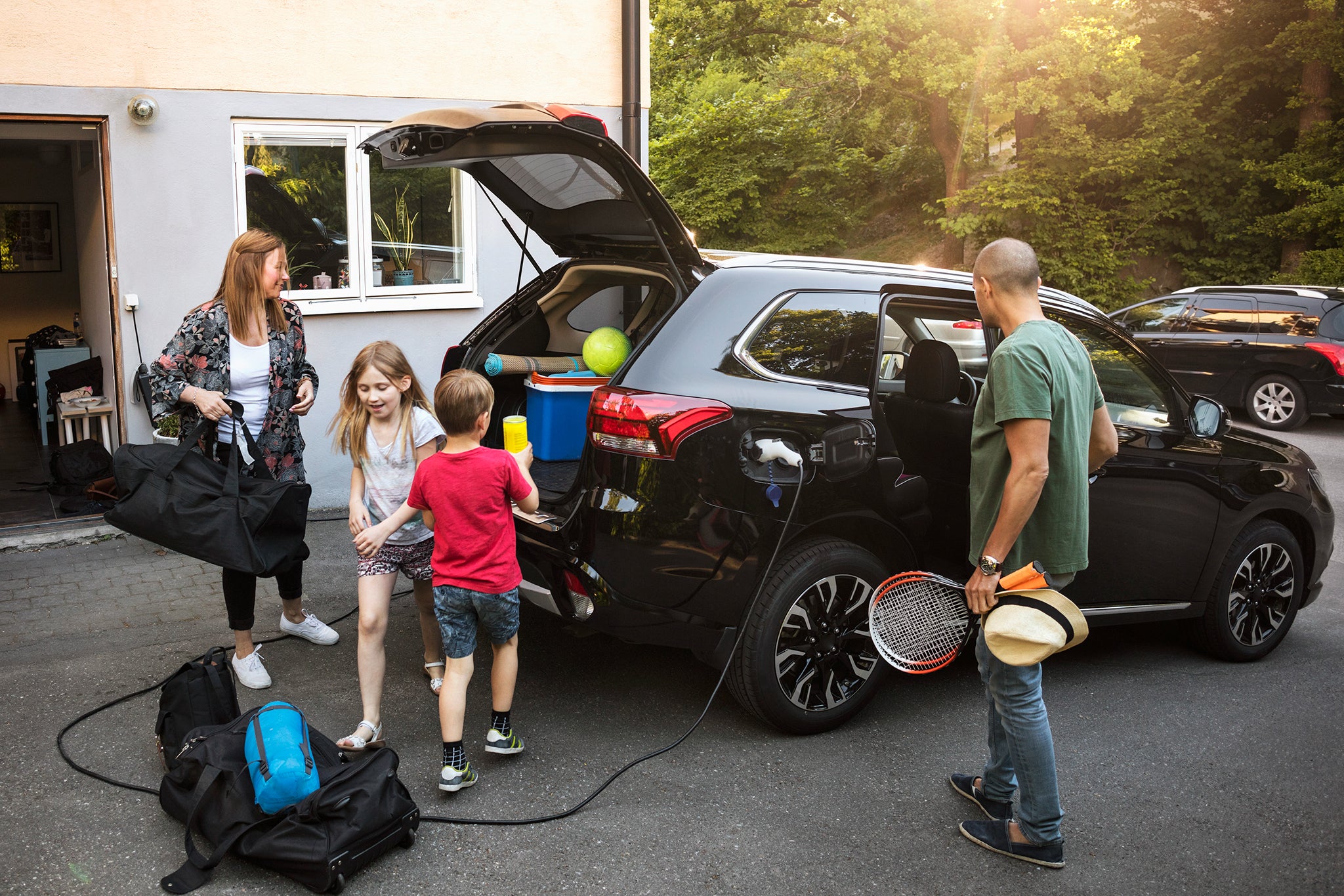  En familj lastar sin bil, redo för semester.