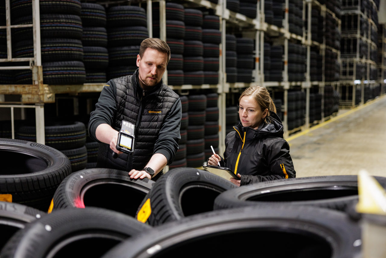 Reifenwerk Korbach, Reifenlagerung, Lagerhalle, Logistik