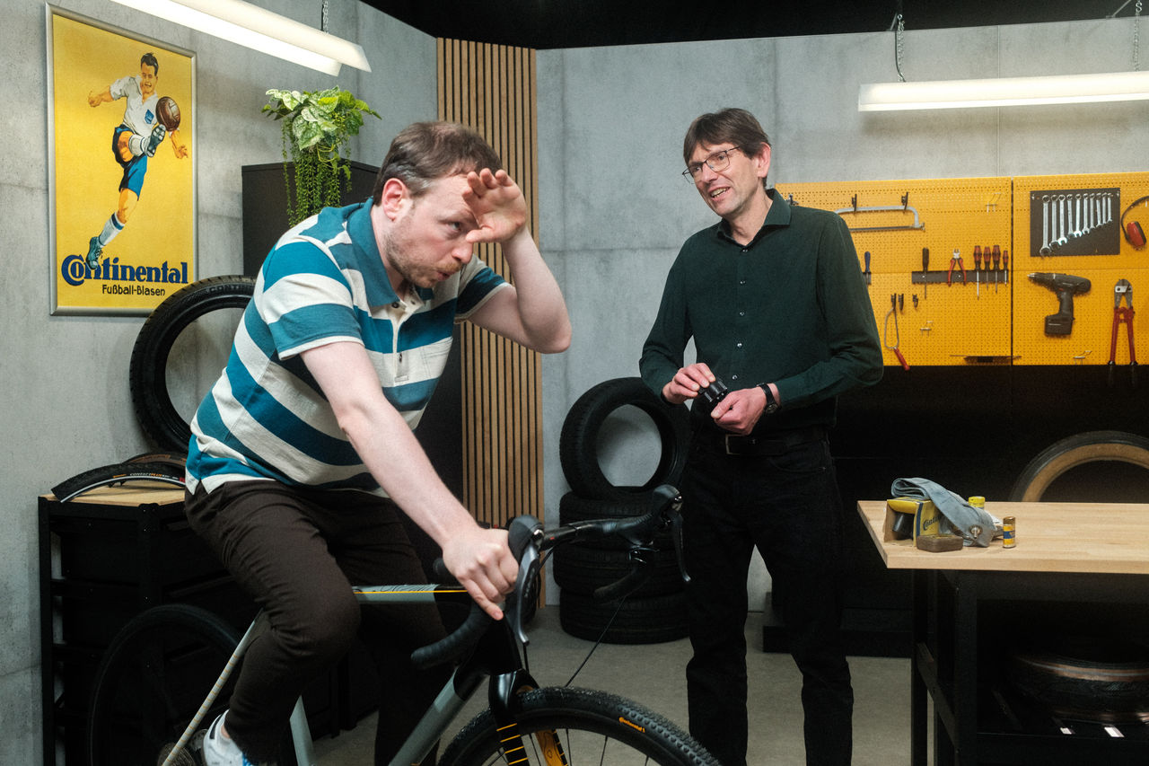 Daniel tritt auf einem Fahrrad mit hohem Rollwiderstand