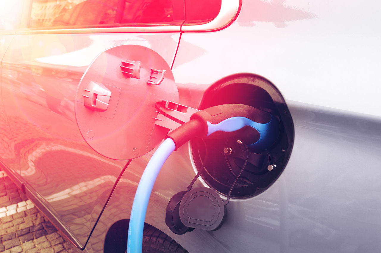 Elektroauto - Aufladen an Ladestation - Elektromobilität