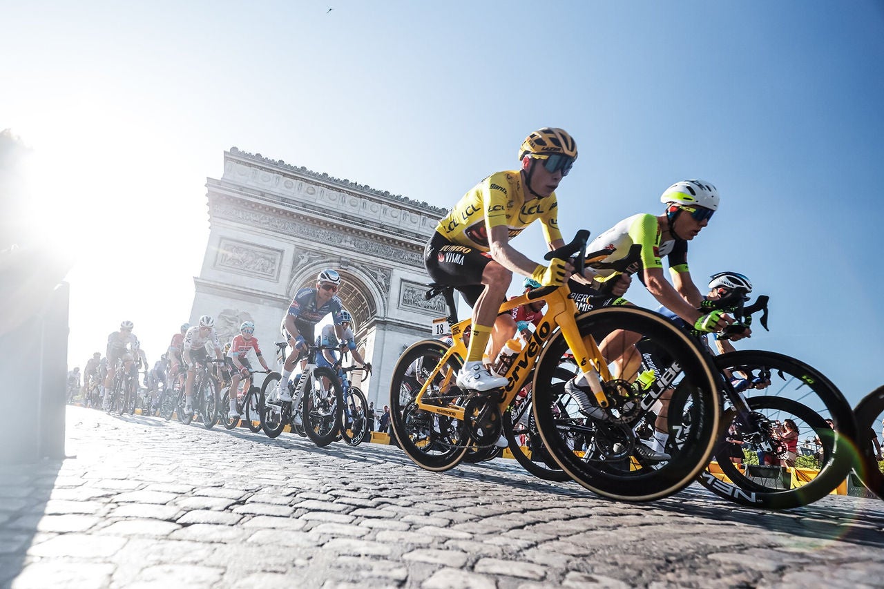 Jonas Vingegaard på Champs Élysées, A.S.O. Aurelien Valatte