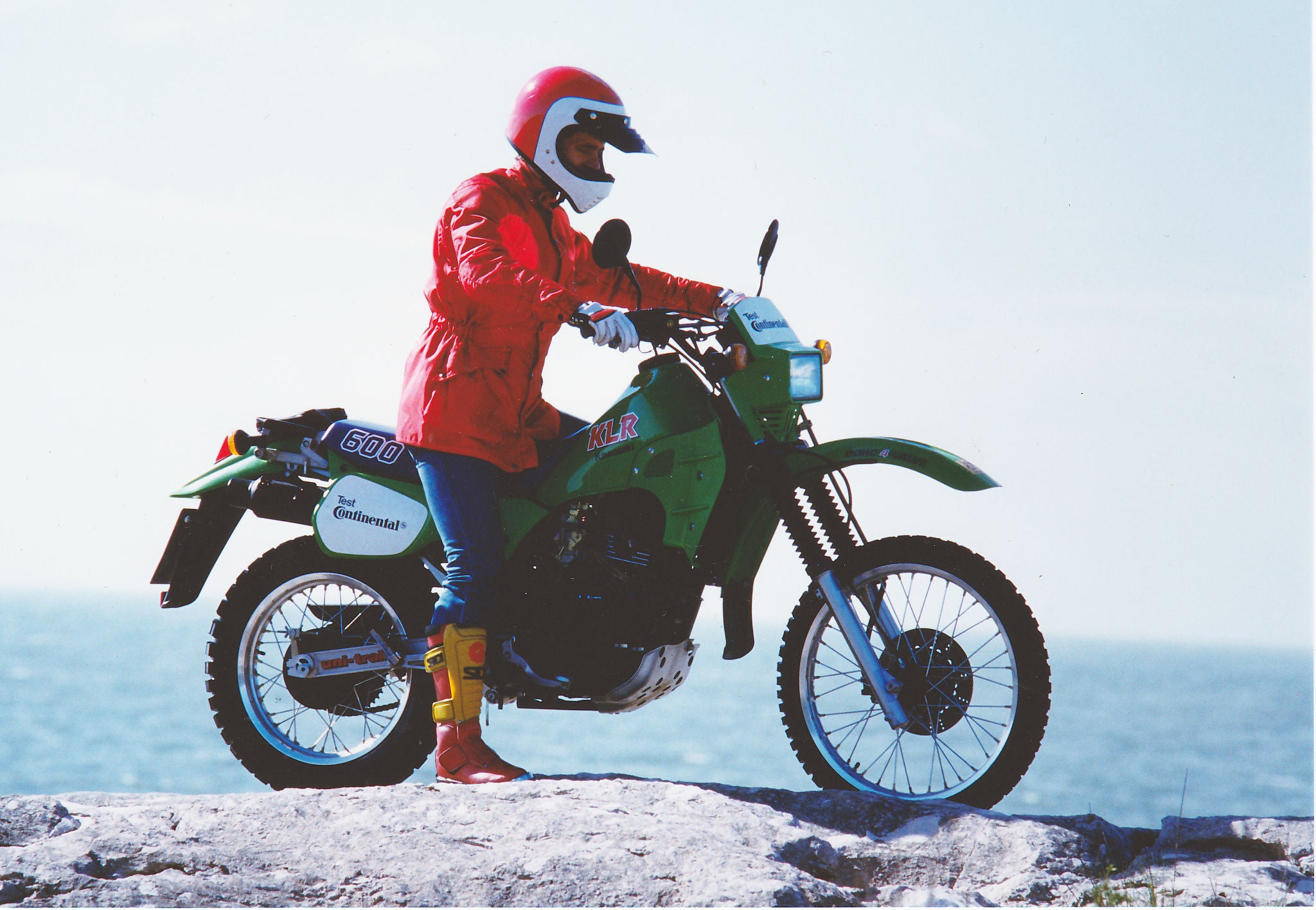 Kawasaki KLR 600 na TKC 80: Legenda Continental při svém uvedení na trh v roce 1985 v Portugalsku - průkopník v oblasti terénních pneumatik, které kombinují robustnost s optimalizovanou ovladatelností na silnici i v terénu.