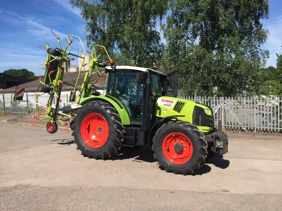 Novo Claas 440 Arion com pneus Continental Tractor70 mais largos