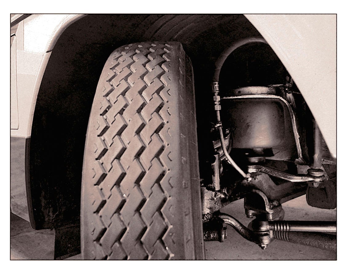 largeur de roue de l'un des premiers pneus tubeless
