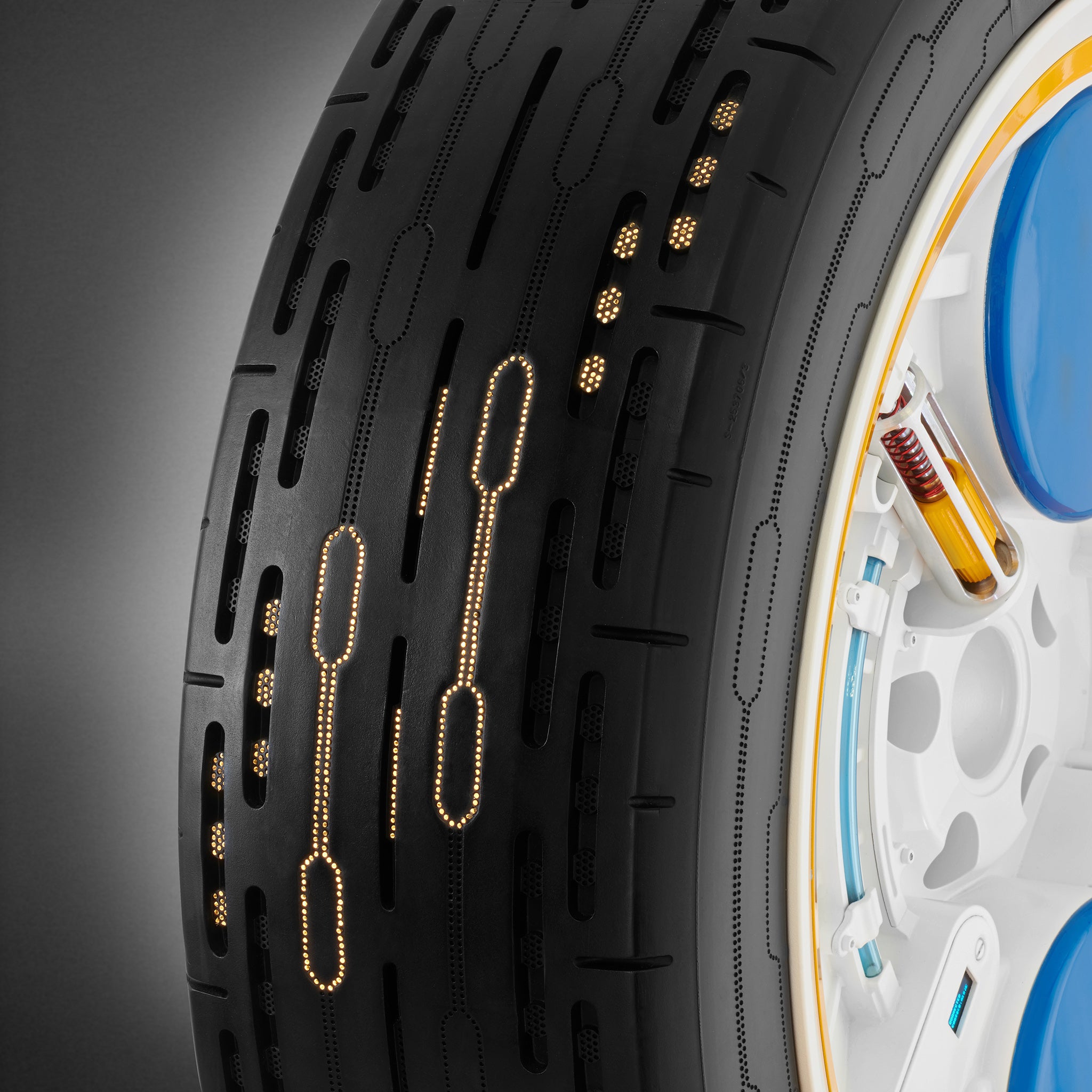 콘셉트 타이어의 센서들은 타이어의 온도, 트레드 깊이, 압력을 측정합니다