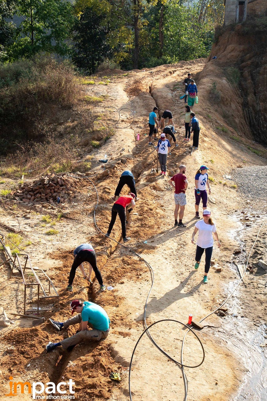 네팔에서의 마라톤 전 주일은 힘들면서도 매우 보람찼습니다. 마라톤 참가자들은 힘을 합쳐 마을 전체에 청정수를 공급할 정수기와 수도관을 건설하였습니다. 사진: Adam Dickens