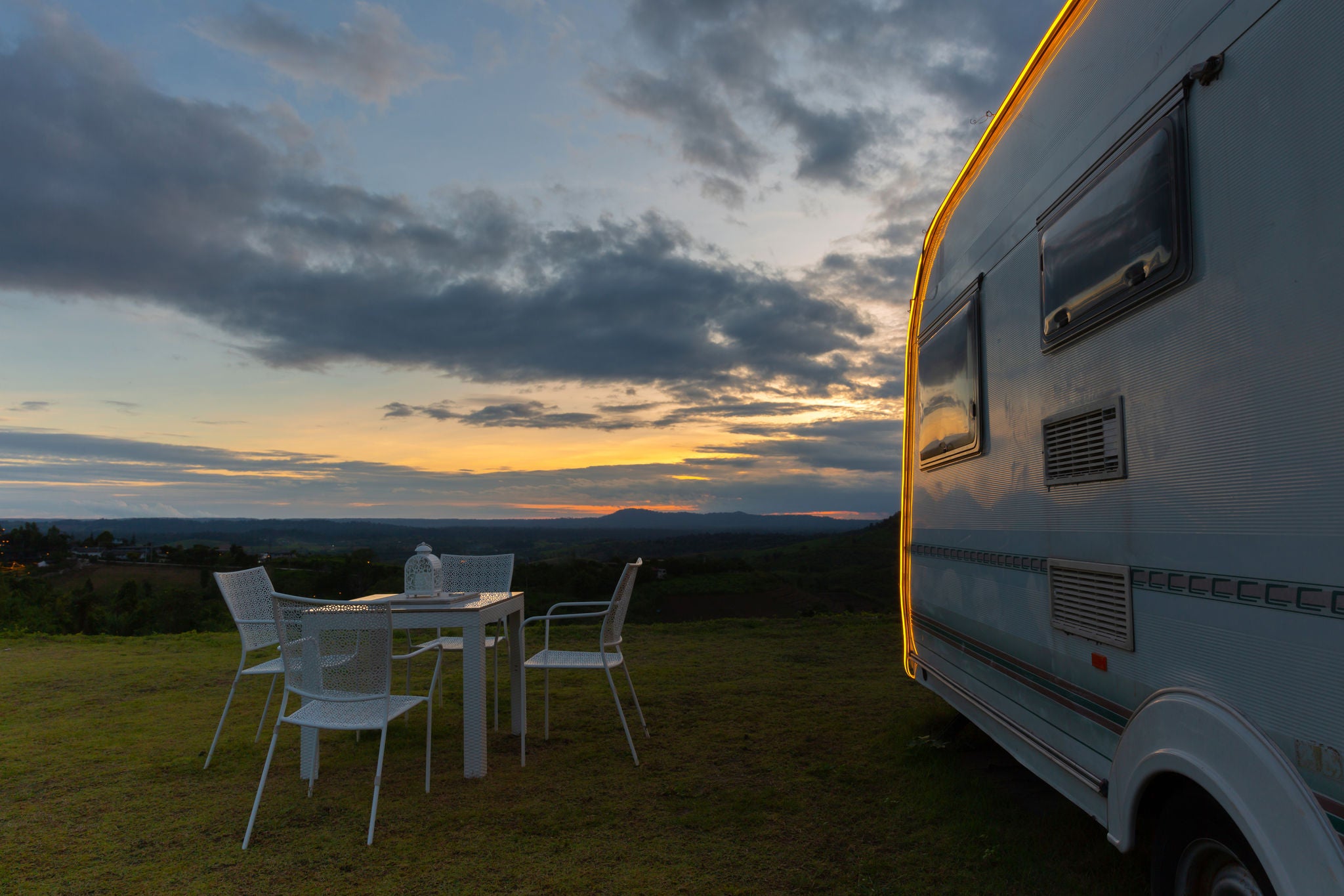 Campsite with caravans at dusk time Entretien Pneu
