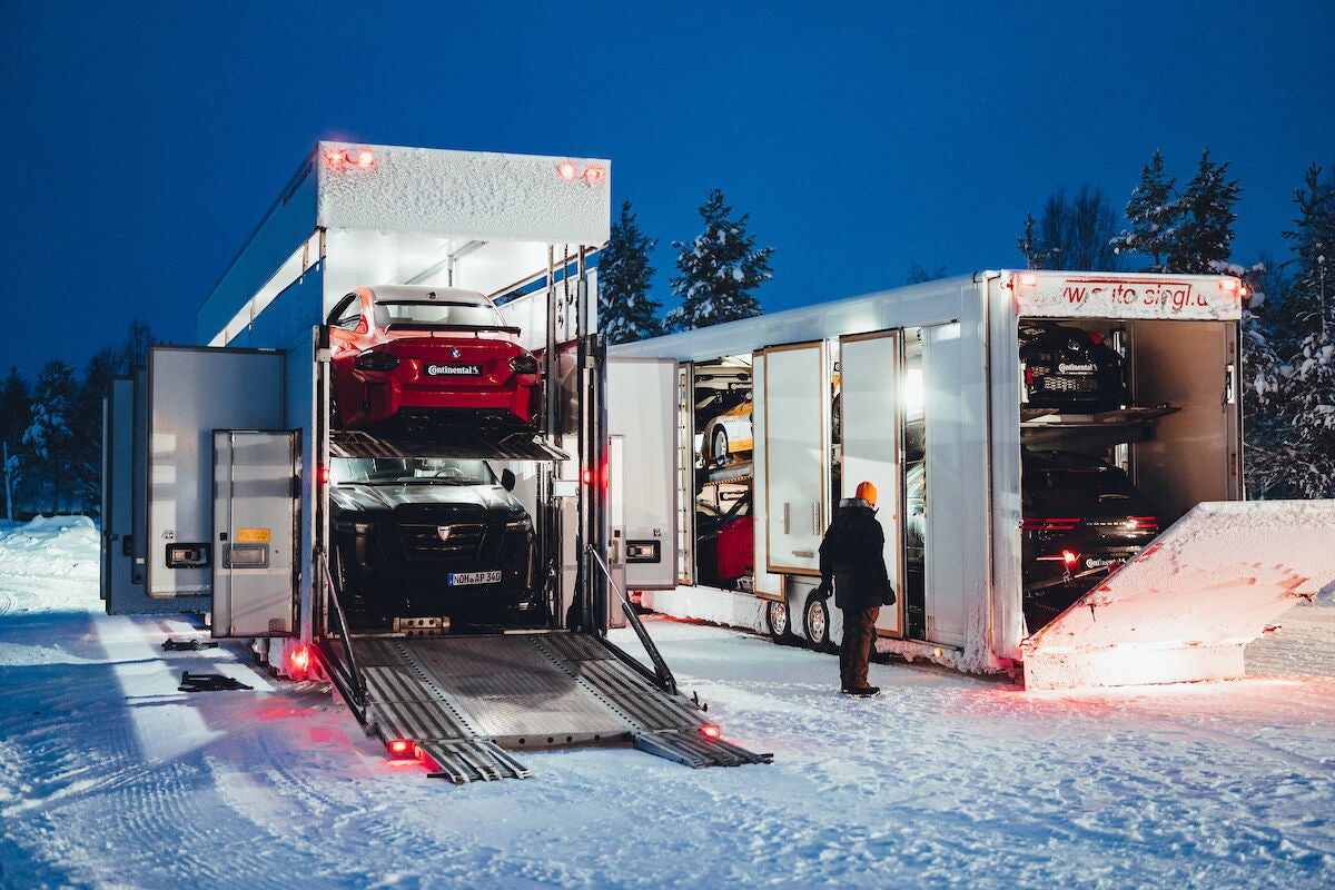 Tuning vehicles in containers - unloading for the Continental Winter High Performance Event 2024