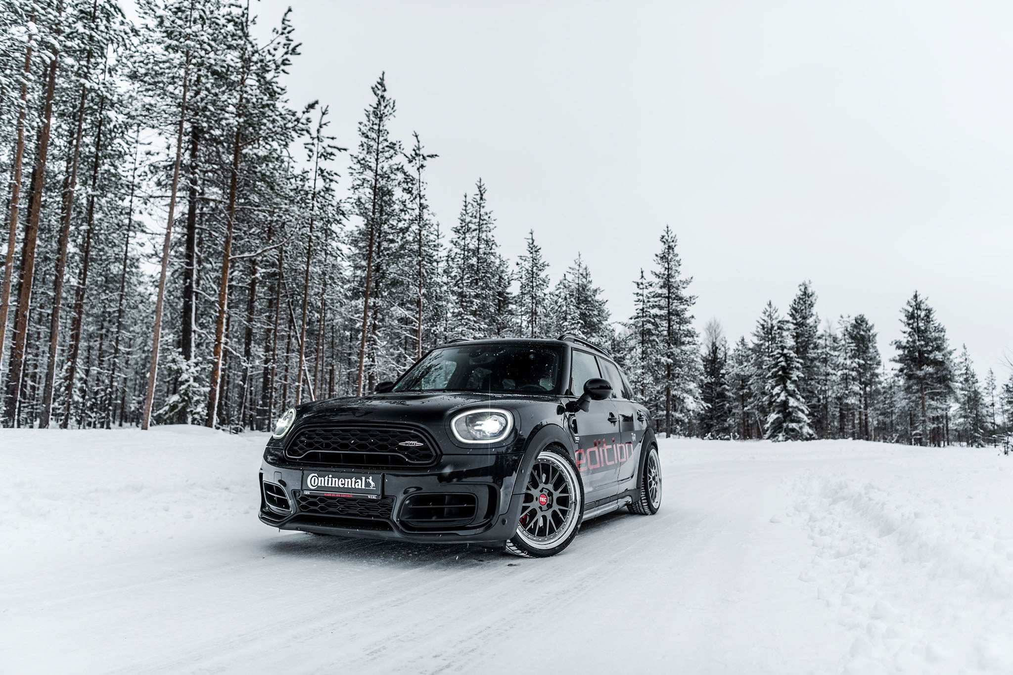 The RW Mini Countryman JWC ALL4 on the WinterContact™ TS 860 S.