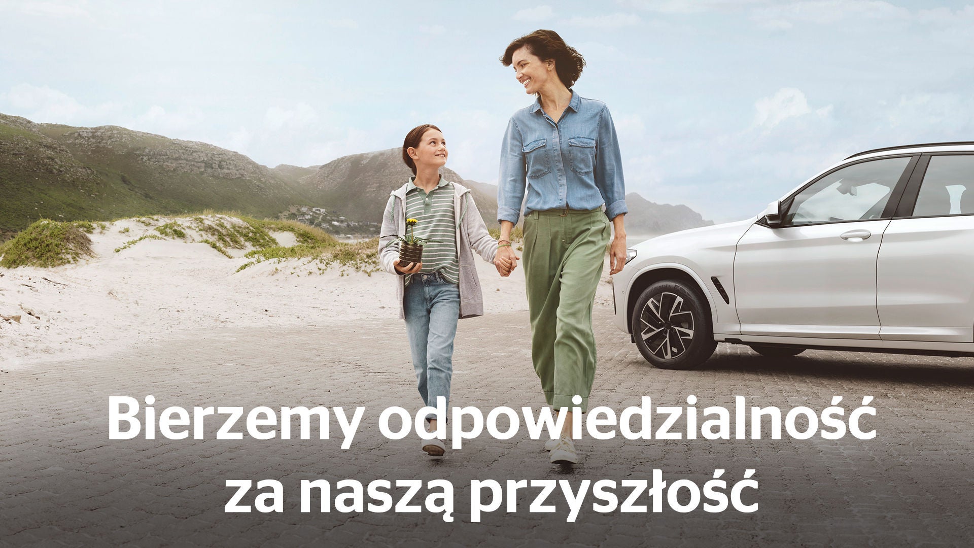 Zdjęcie rodziny z autem w tle
