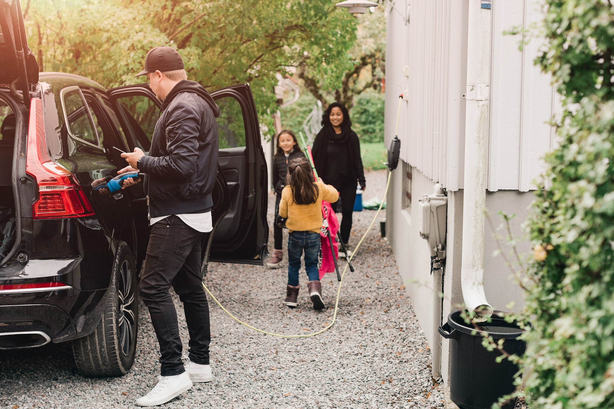 En familj förbereder sin bil för nästa resa.