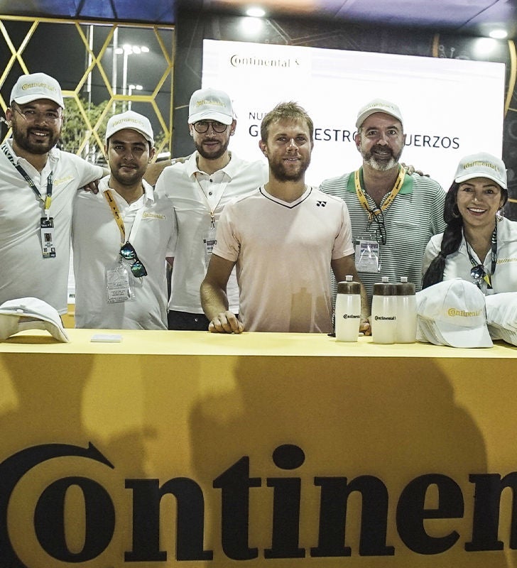 Radu Albot visitando el stand. Abierto de Los Cabos 2022.