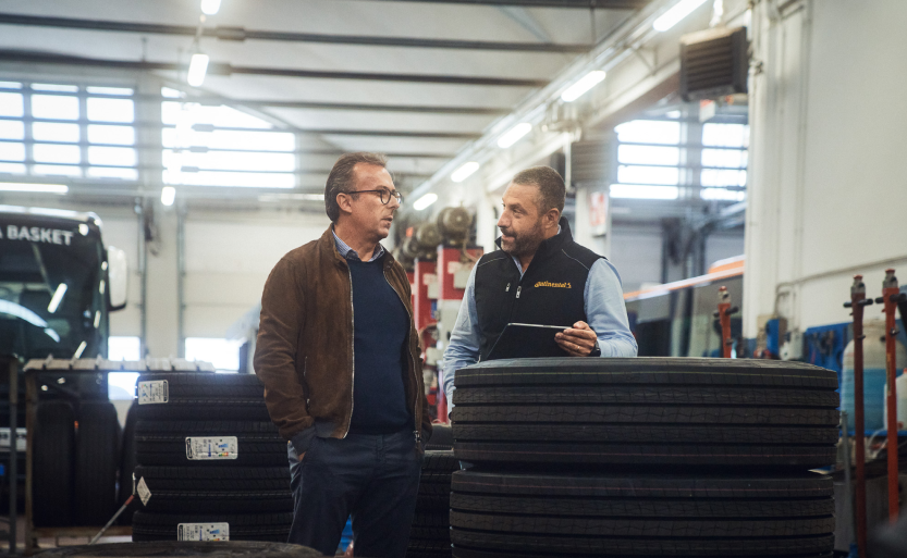 Bruno talking with a Conti employee