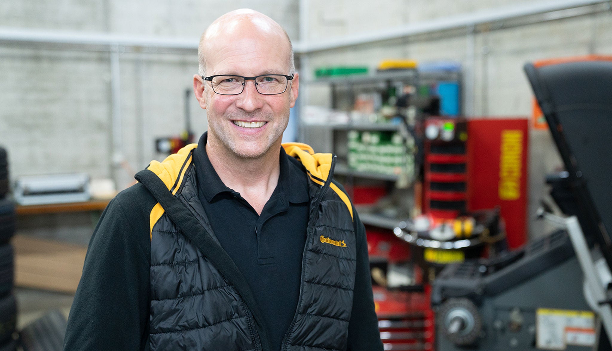 Technischer Kundendienst steht in der Garage