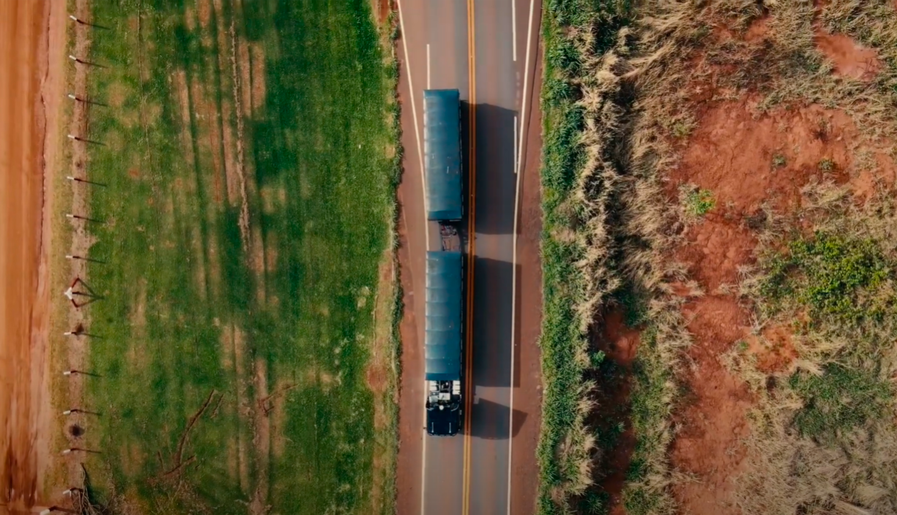 (imagen aérea de un camión con doble remolque en la carretera)