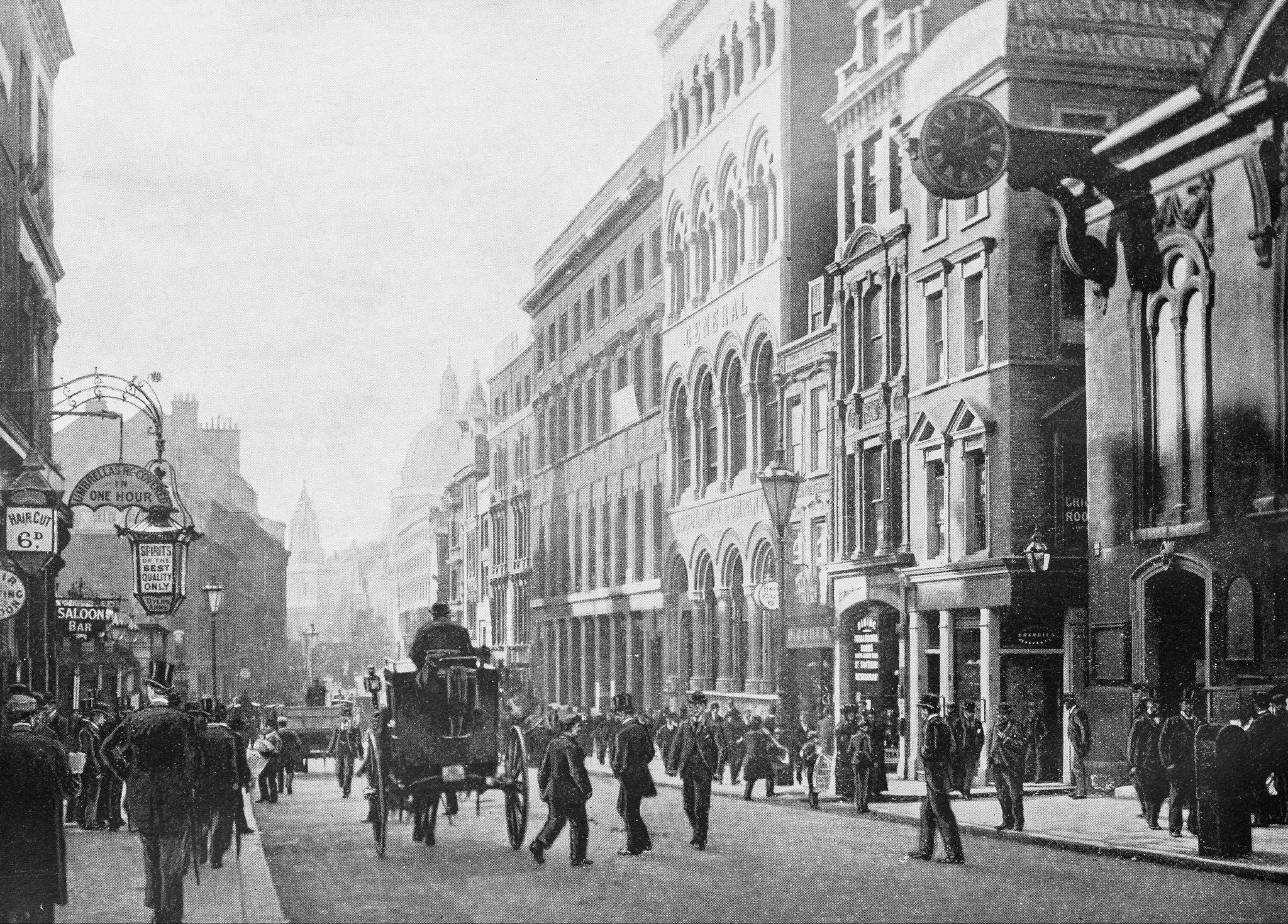 Fußgänger, Autos und Kutschen teilen sich die Straße in London