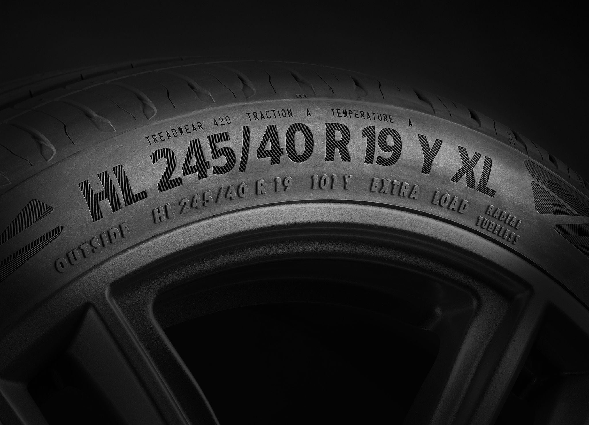 Depuis 2021, Continental produit des pneus pour voitures de tourisme avec l’indice de charge «HL». Disposant d’une capacité de charge plus élevée, ils sont donc particulièrement adaptés aux véhicules électriques dotés de batteries lourdes. 