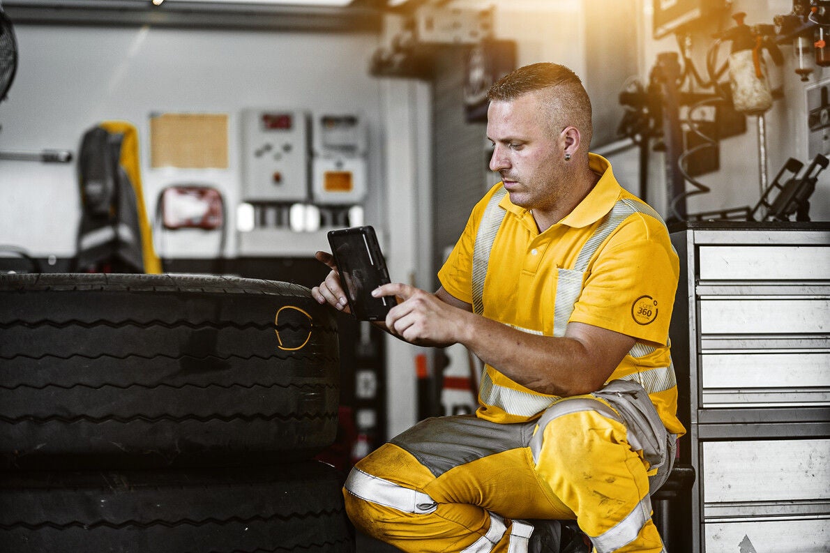 Team discussing tire solutions