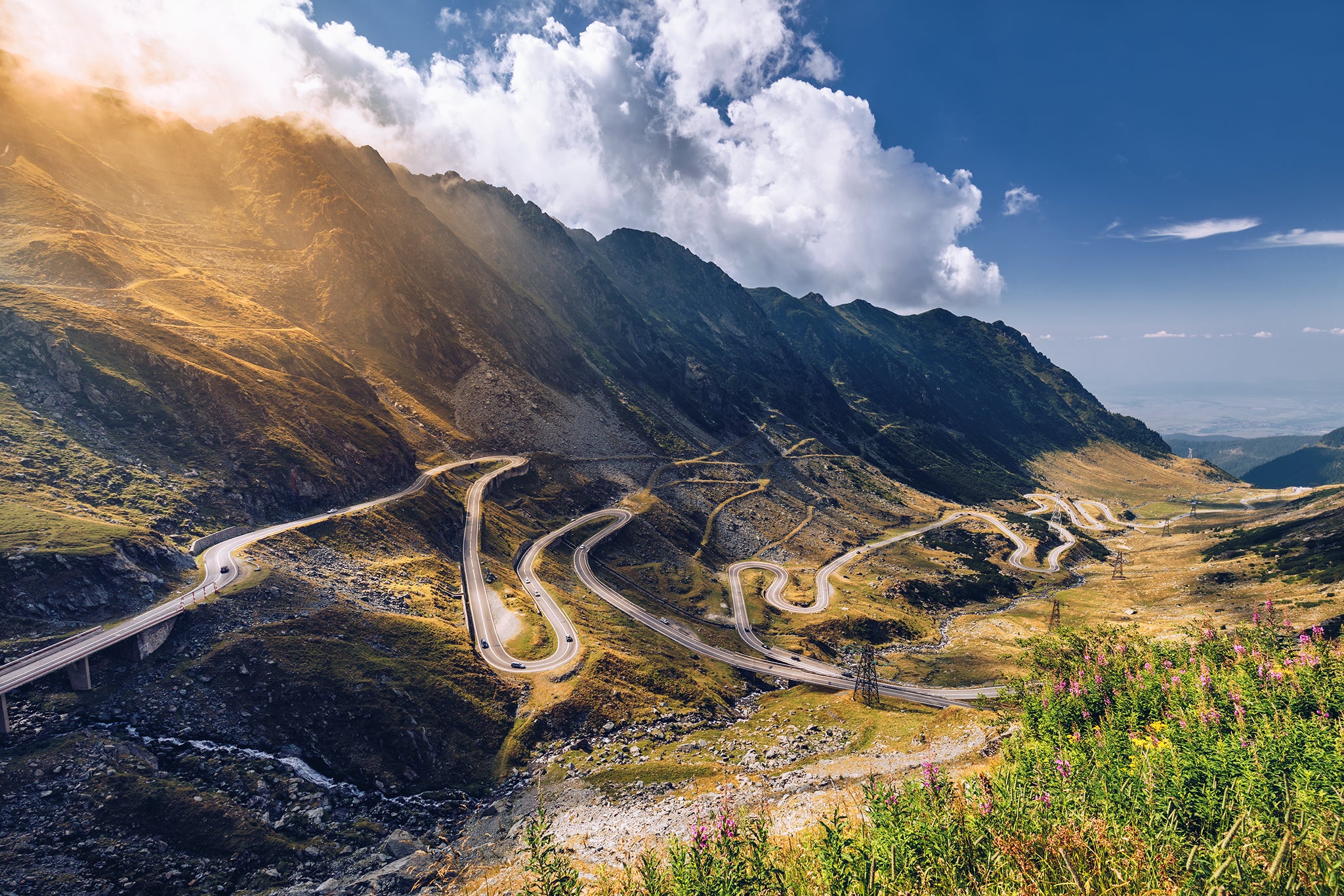 Transfagarasanpass på sommaren. En av de mest spektakulära bergsvägarna i världen. Karpaterna, Rumänien.