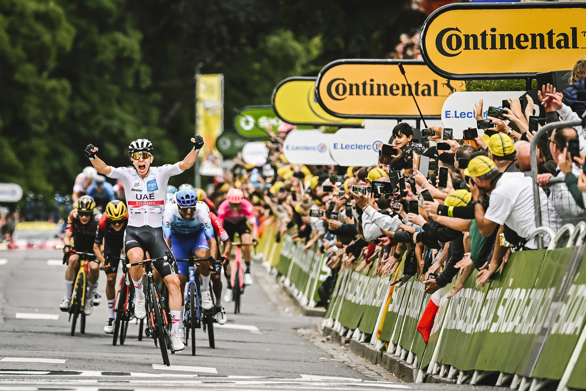 Peloton arriving to finish line on stage 7