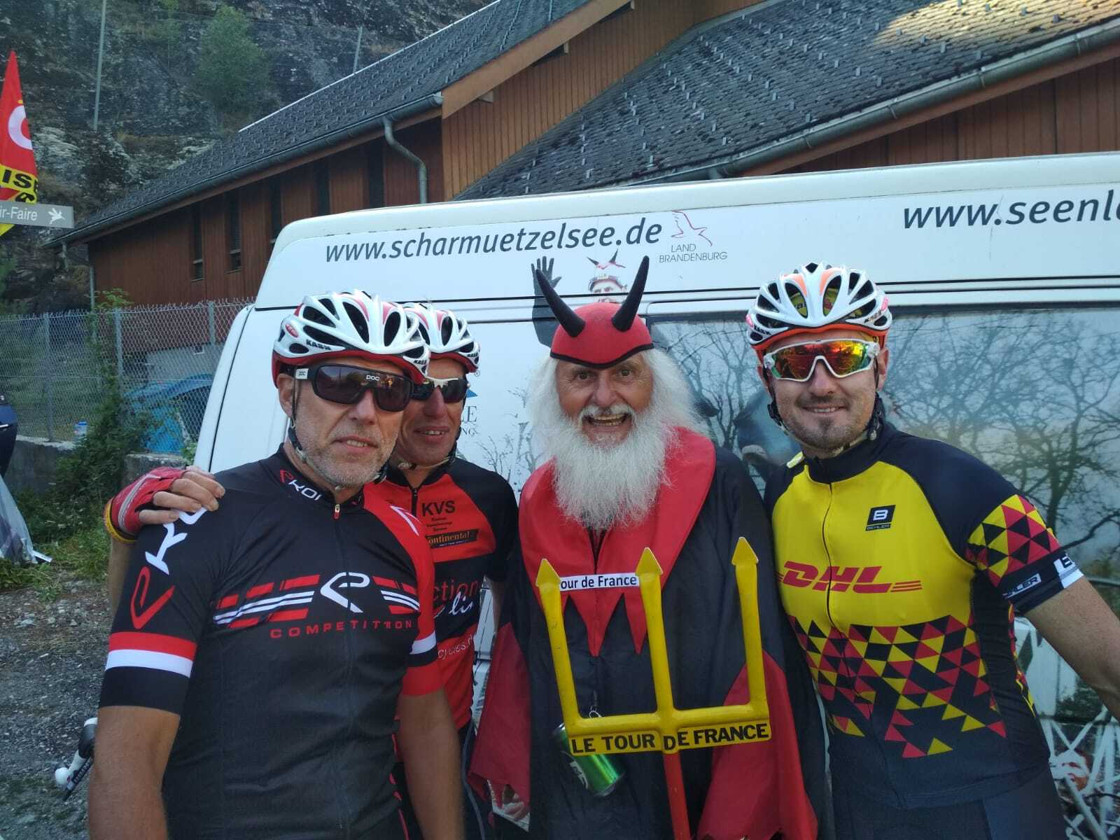 Heiko Meister (solda) ve Heiko Grabowski (sağda) Tour De France hayranı Didi the Devil ile buluşuyor. © Meinhard Meister