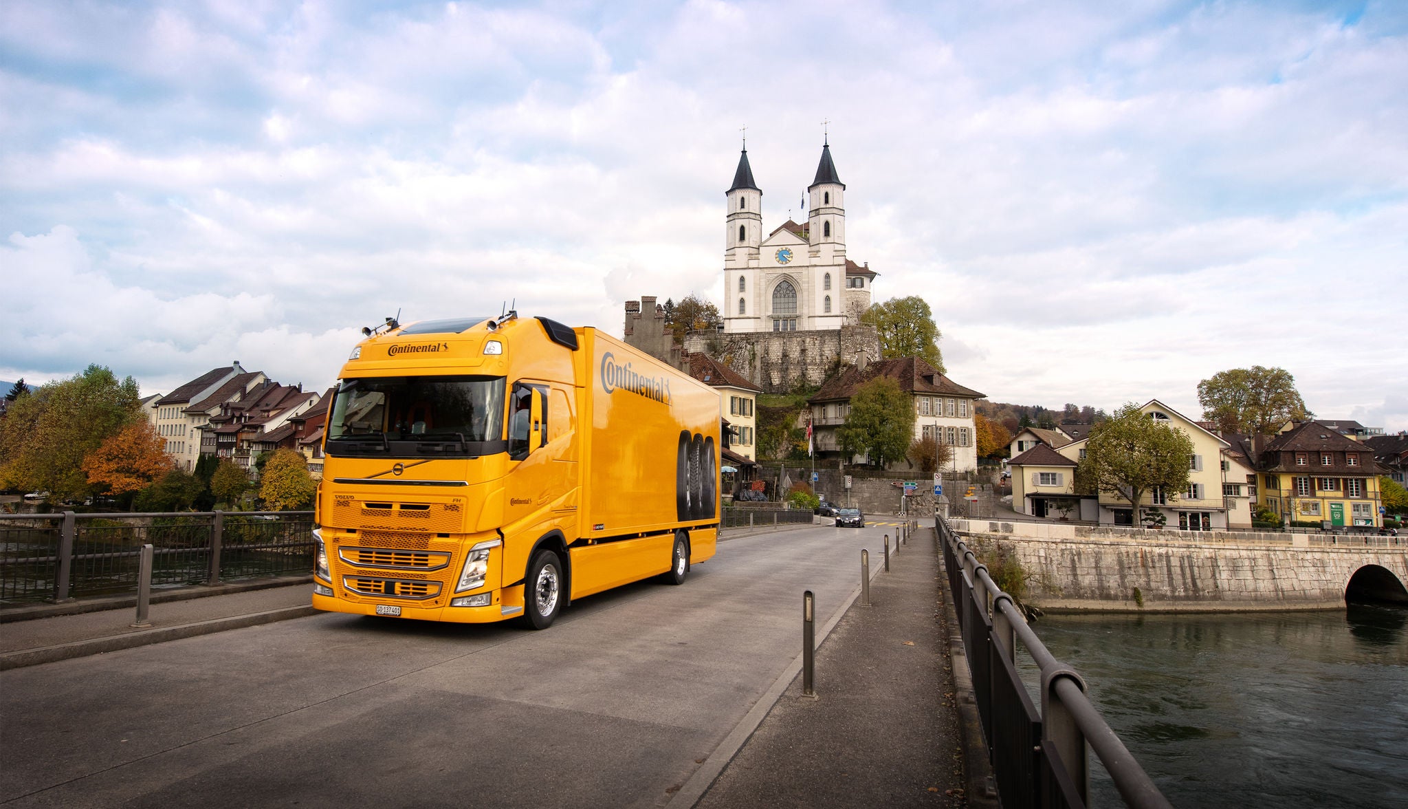Continental Lastwagen fährt über Brücke vor Altstadt