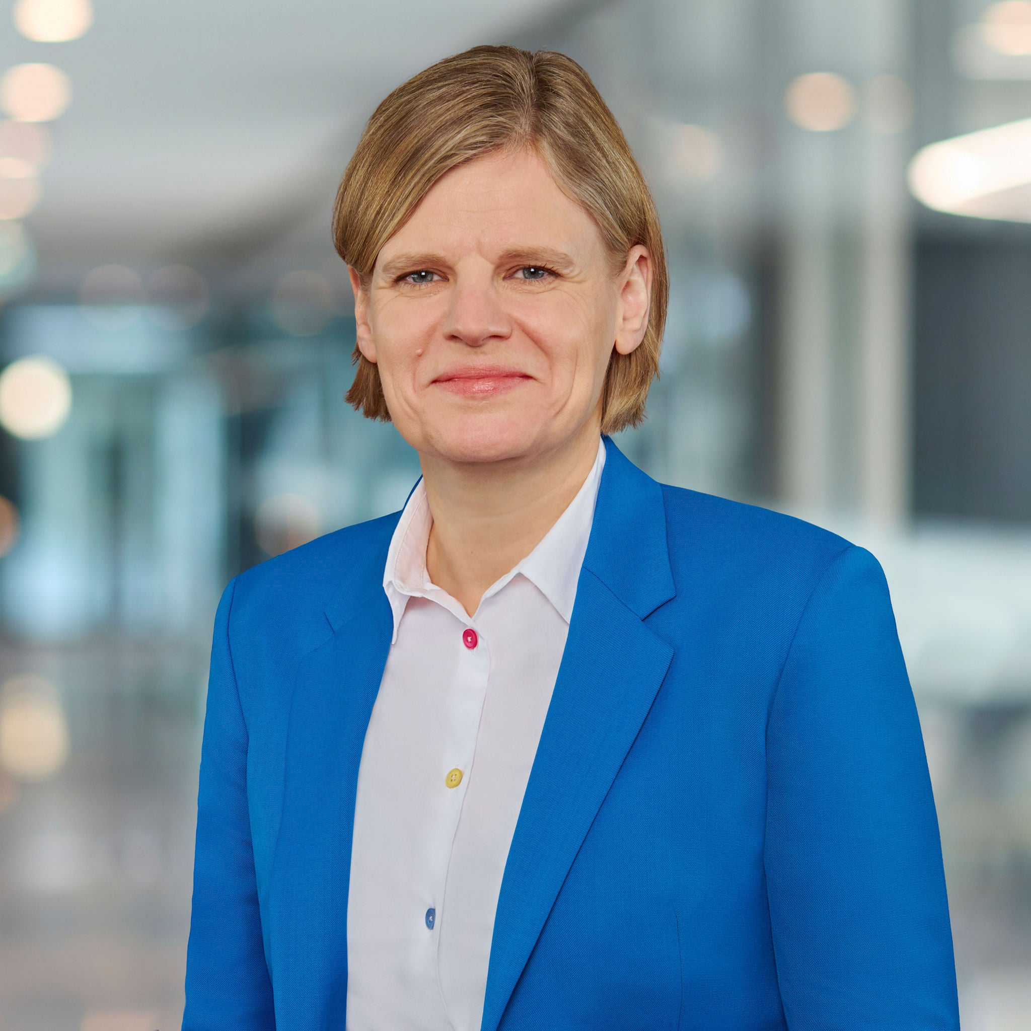 „Vysoká důvěra, kterou výrobci elektromobilů po celém světě vkládají do pneumatik Continental, potvrzuje: Manja Greimeierová, která vede divizi první výbavy v rámci skupiny Continental Tires, říká: „Nabízíme našim zákazníkům inspirativní zážitek z jízdy.
