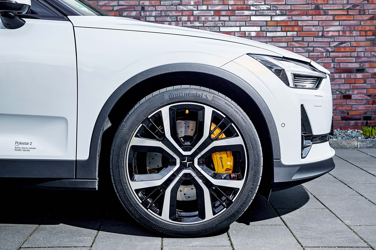 Një gomë pajisje origjinale Continental në automjetin elektrik Polestar 2
