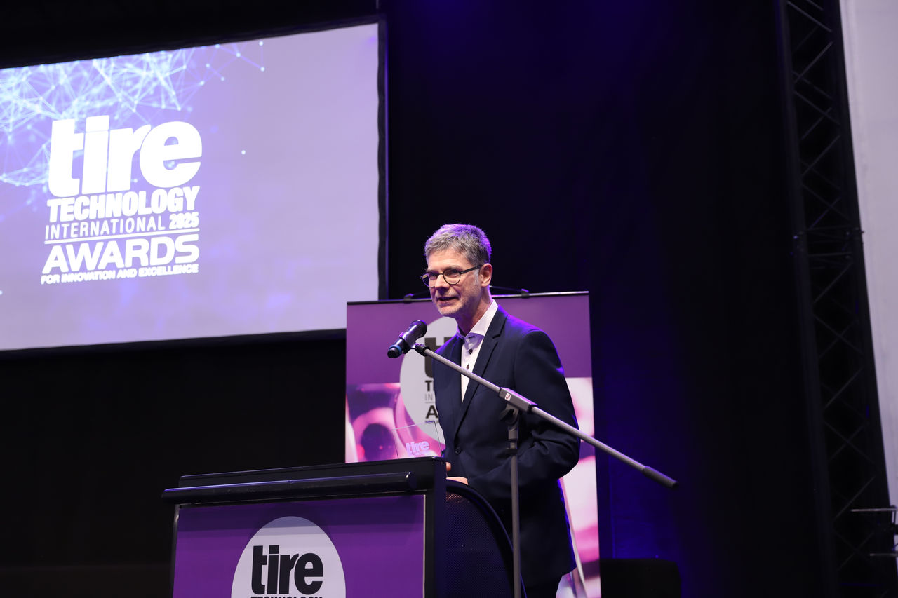 Thierry Wipff, Leiter der Abteilung Fertigungstechnik des Reifenbereichs von Continental, empfängt auf der Bühne der Tire Technology International Awards den „Environmental Achievement of the Year“ für die Reifenproduktion am Standort Lousado, Portugal.
