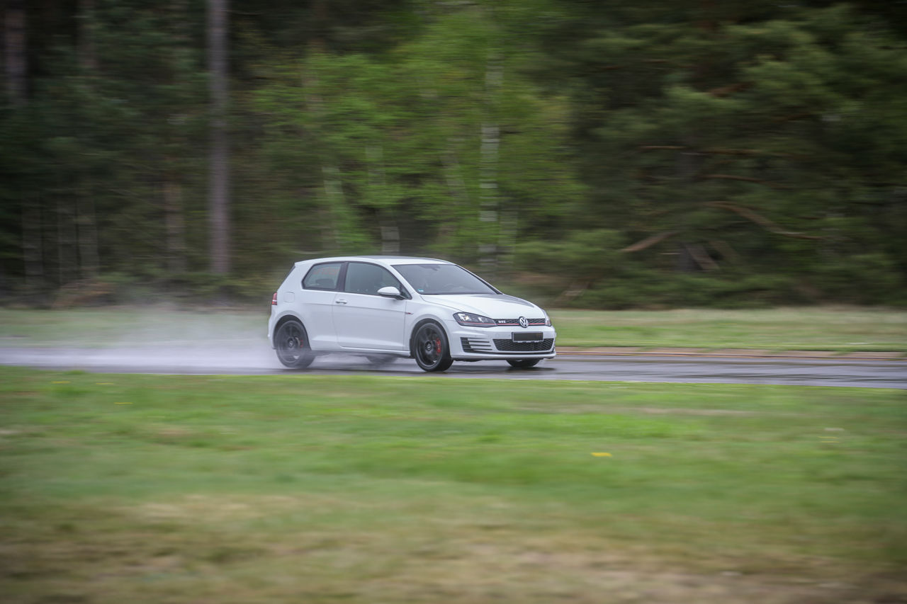 Fahrzeug auf nasser Fahrbahn