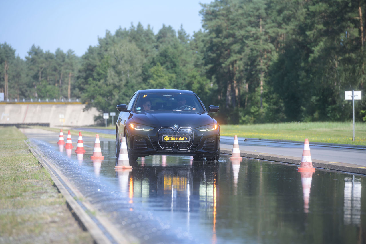 Fahrzeug auf nasser Fahrbahn