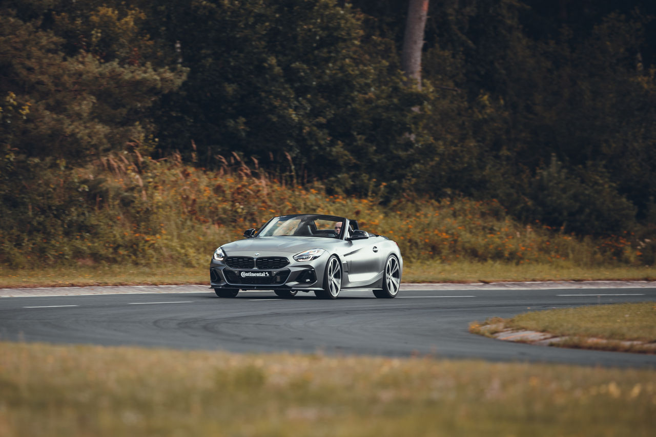 Fahrzeug mit Continental SportContact 7 Reifen