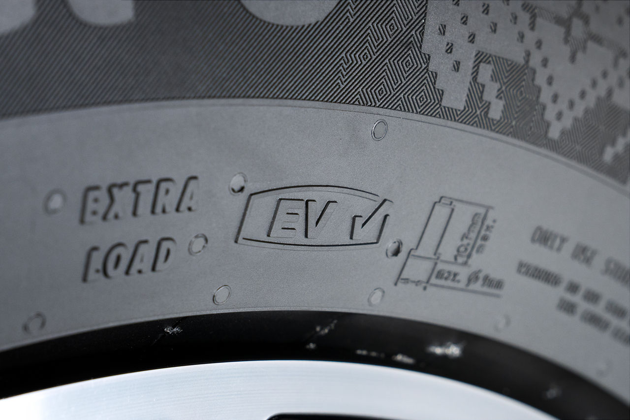 EV-Kompatibel-Logo auf einer Reifenseitenwand