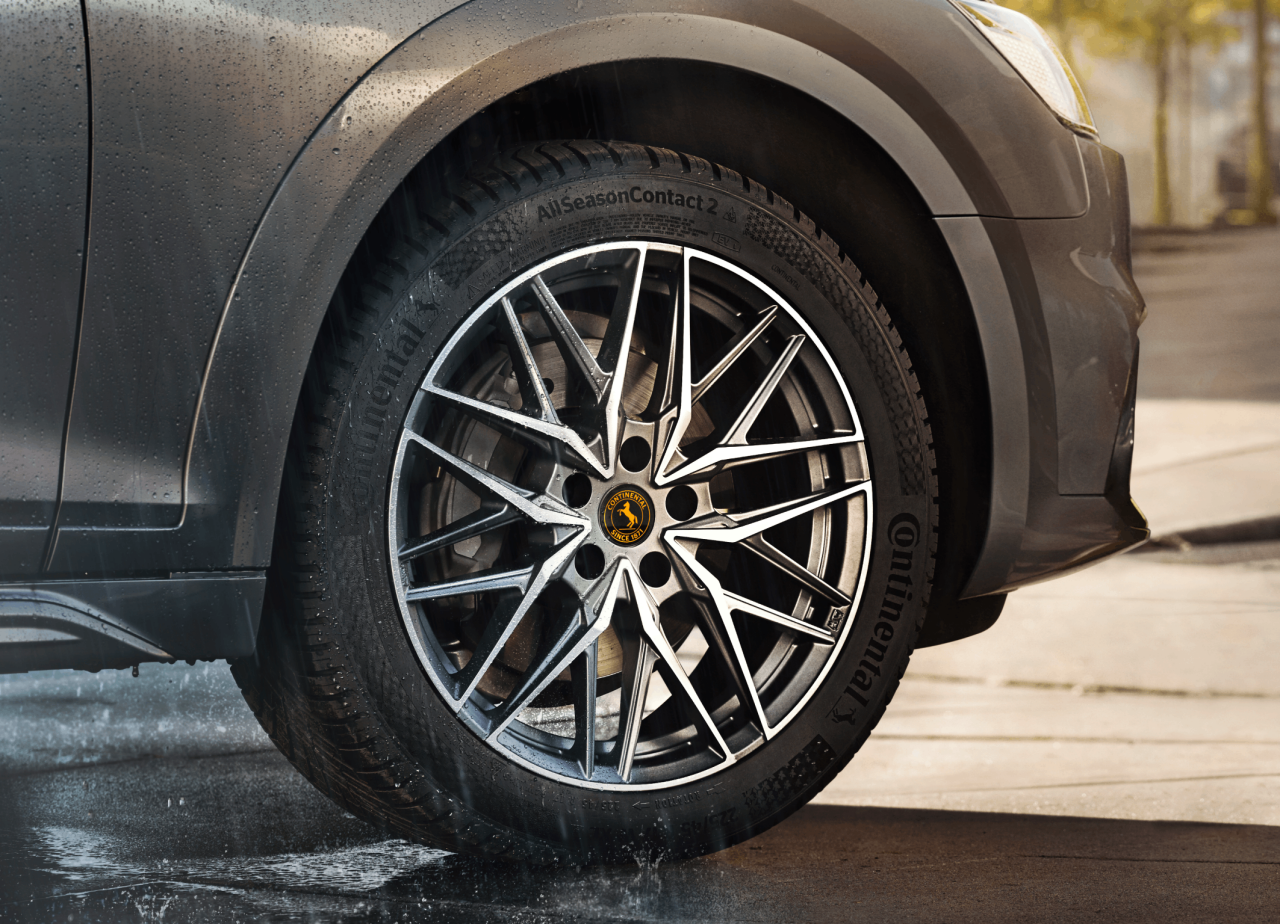 Fahrzeug mit Continental AllSeasonContact 2Reifen