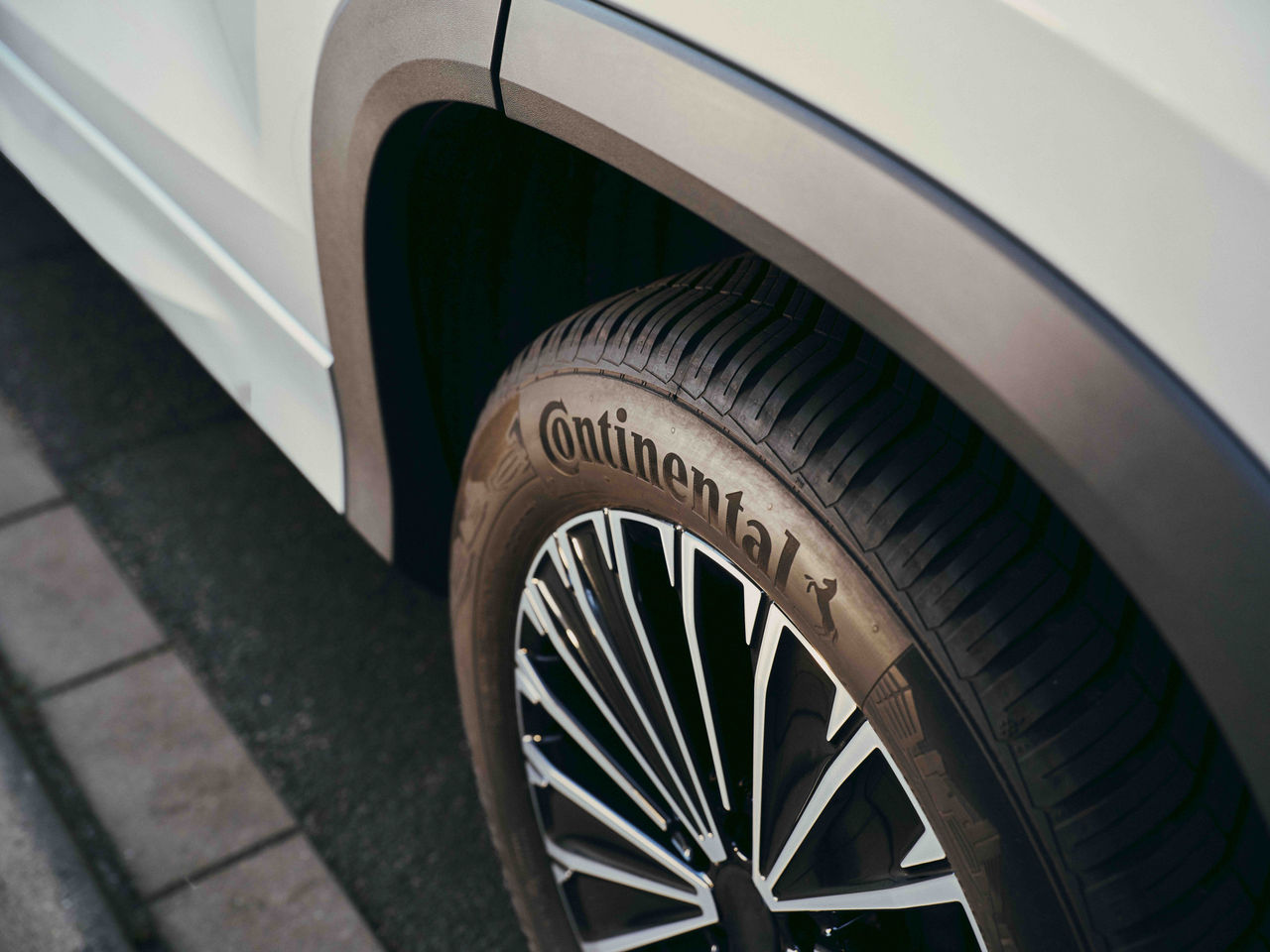 Fahrzeug mit Continental AllSeasonContact 2 Reifen