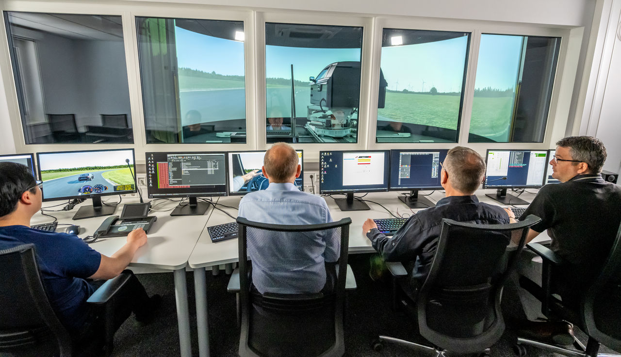 Ingenieure passen Reifendaten jederzeit digital an.