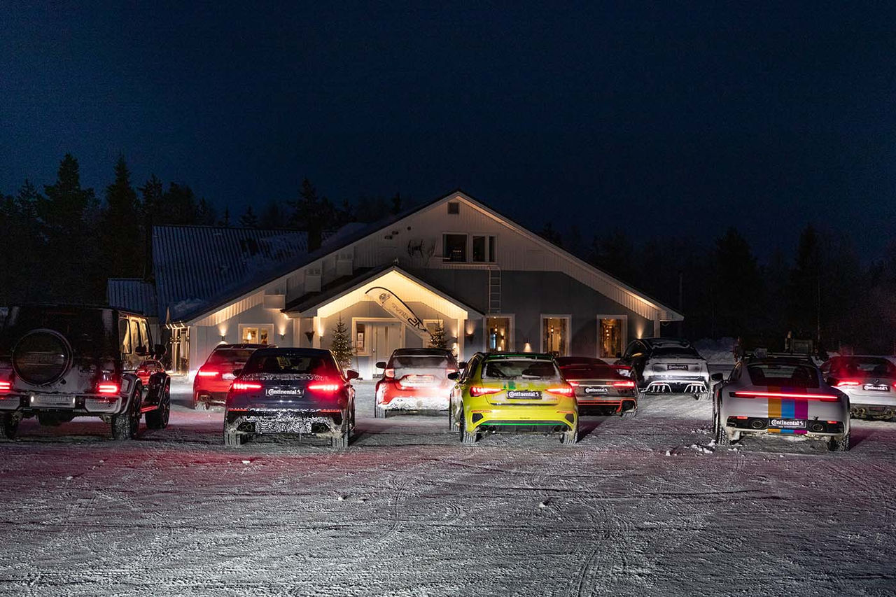 Nachtaufnahme aller Tuningfahrzeuge beim Continental Winter High Performance Event 2022 | Continental