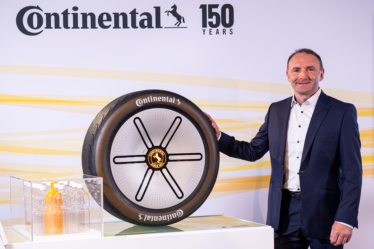 David O'Donnell, Leiter des Continental-Erstausrüstungsreifengeschäfts mit dem GreenConcept-Reifen auf der IAA Mobility 2021