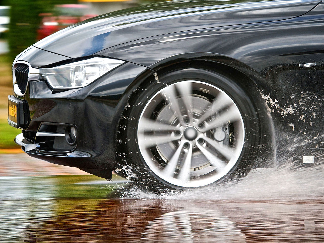 Auto fährt auf nasse straße
