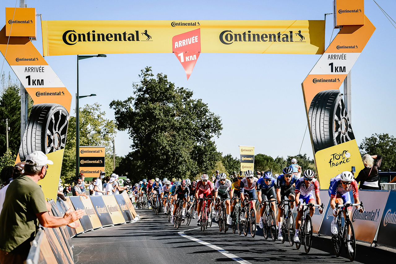 With the sponsoring of Tour de France Continental is visible throughtout the race track.
