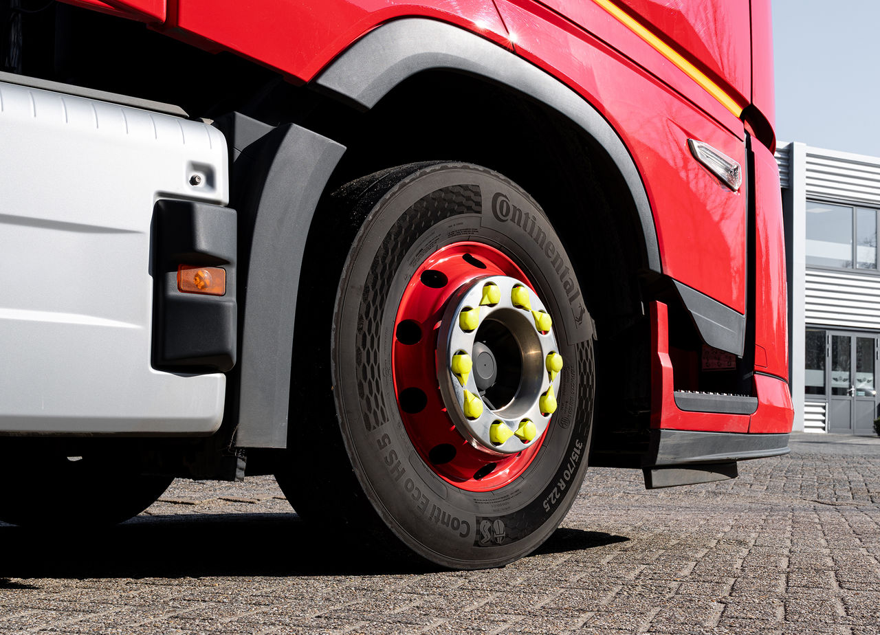 Transport companies can use the Conti Eco Gen 5 to significantly reduce fuel consumption, cut CO2 emissions, and save costs in both regional and long-distance transport.