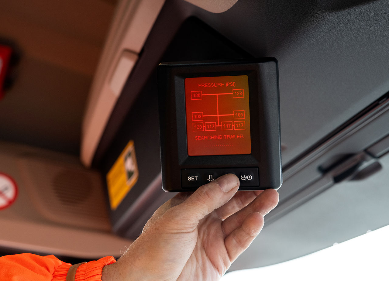 ContiConnect: Tire data is sent in real time to the display in the driver's cab and to fleet management for remote monitoring.