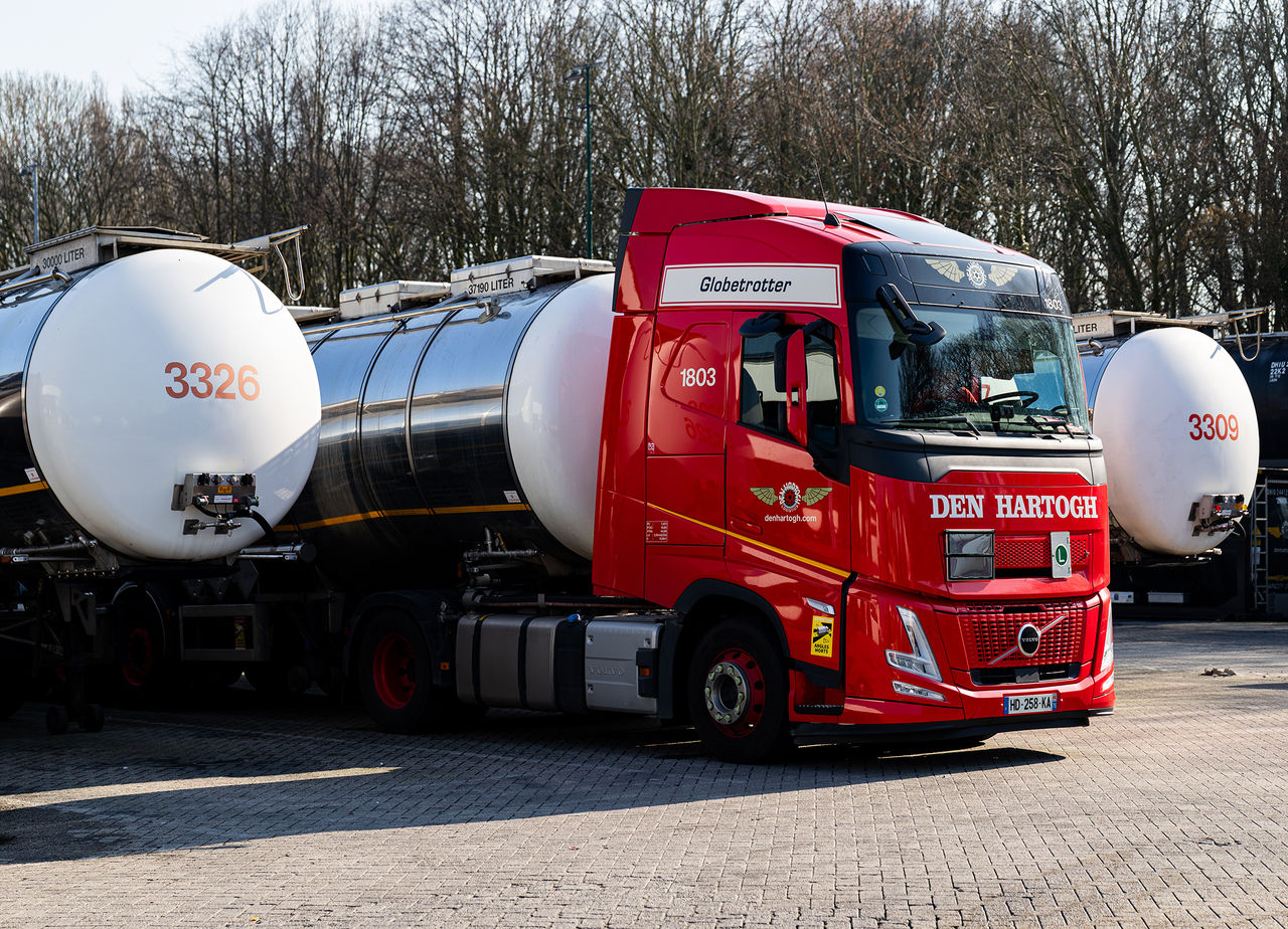 Continental supports the world's leading logistics service provider, Royal Den Hartogh Logistics, with comprehensive tire services.
