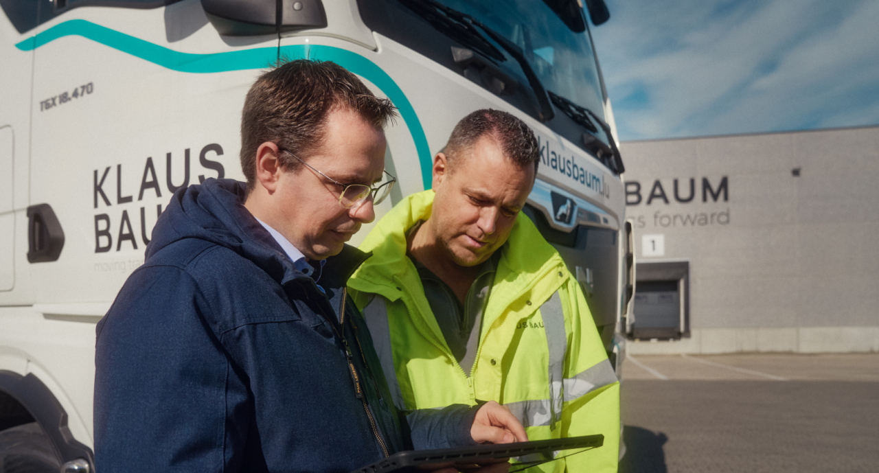 Andy Baum brieft de chauffeur