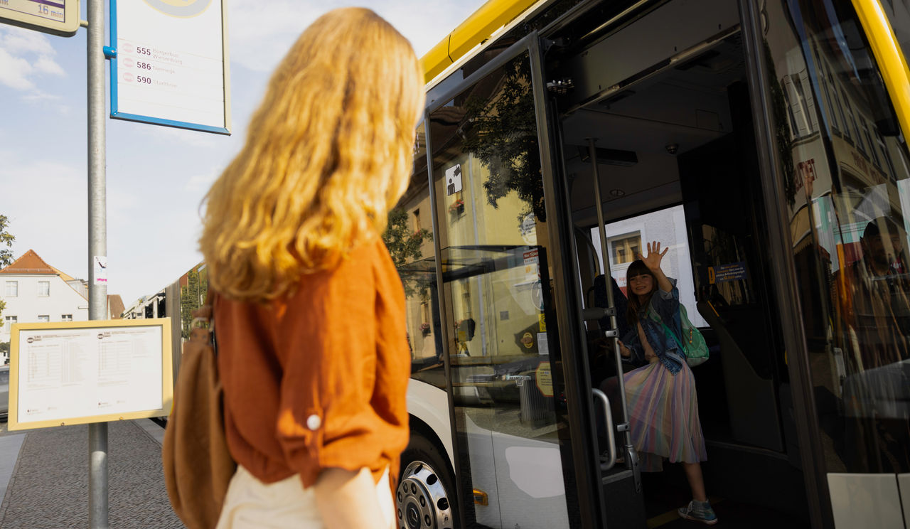 Mother and Daughter Bus Scene Conti Urban HA 5-banden hebben een verbeterde rolweerstand