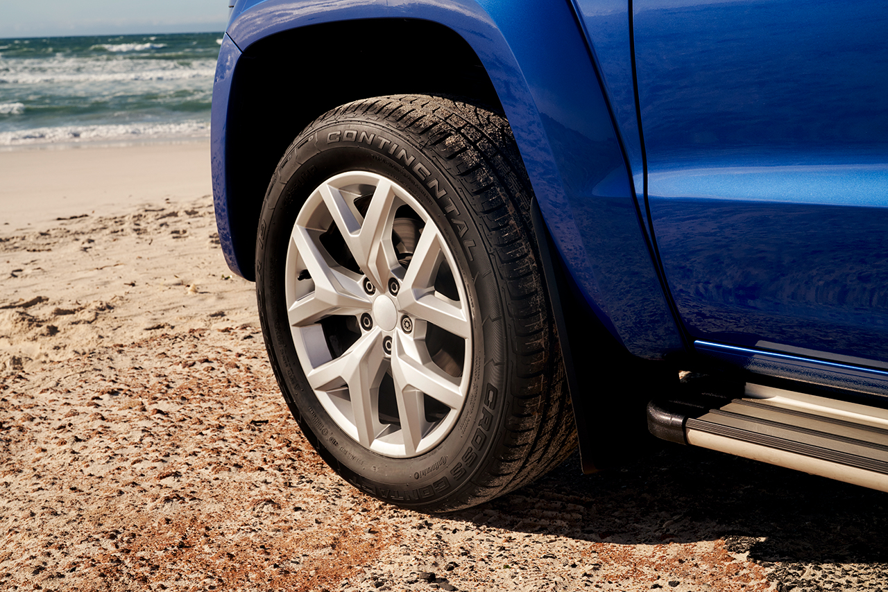 CrossContact Blue pick-up truck equipped with Continental CrossContact tires at the beach.