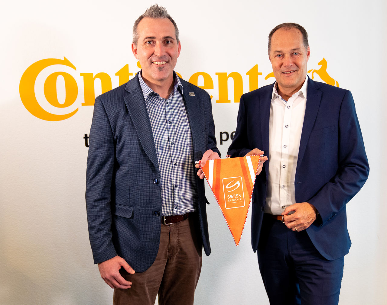 Marco Baumann, Director Marketing & Sponsoring, Swiss Ice Hockey Federation und Daniel Freund, Managing Director, Continental Suisse SA