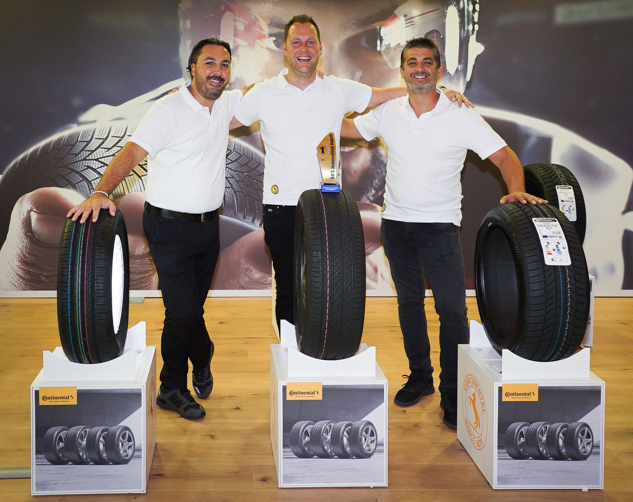 Von links nach rechts: Salvatore Rizzuti, Gebietsleiter Reifenfachhandel, Patrick Niffeler, Key Account Manager, und Marco Domingues, Verantwortlicher ContiWheels Schweiz, Spare Parts & controlled distributors Reifen, vor dem UltraContact NXT, der mit dem SAS Innovation Award 2023 in der Kategorie «Nachhaltige Entwicklung/Umwelt» ausgezeichnet wurde. 