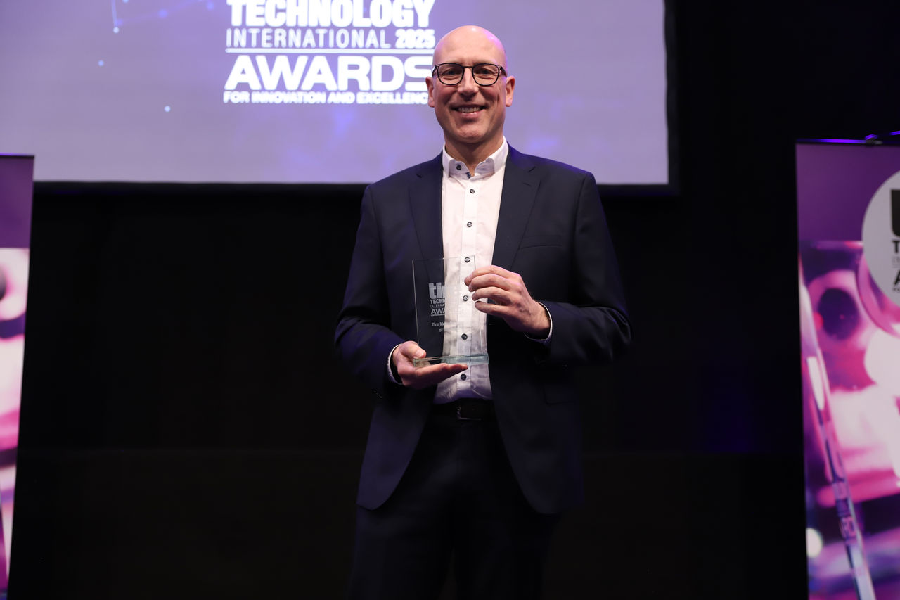 Edwin Goudswaard, Leiter Forschung und Entwicklung des Reifenbereichs von Continental, nimmt den Award als «Reifenhersteller des Jahres» entgegen.