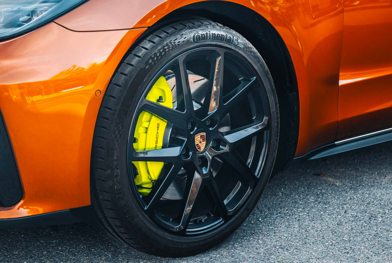 SportContact 7 an einem Porsche